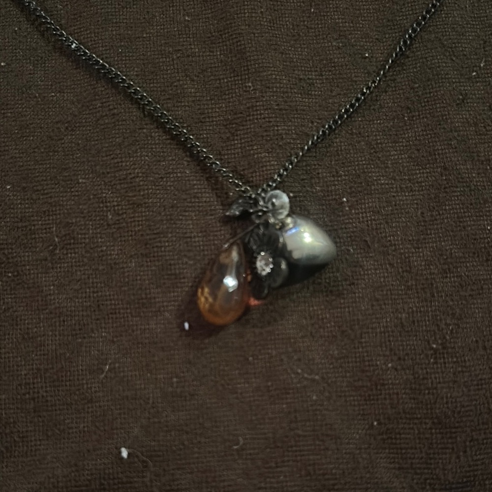 Elegant Pendant Necklace - Picture 2 of 4